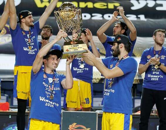 כספי וברתולומיאו עם הגביע, הערב בדרייב אין // צילום: אלן שיבר